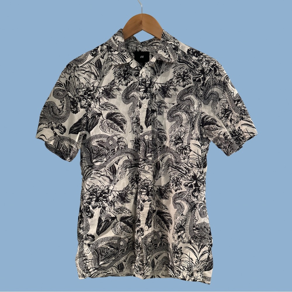 H&M Black and White Snake Button Down. Size XS